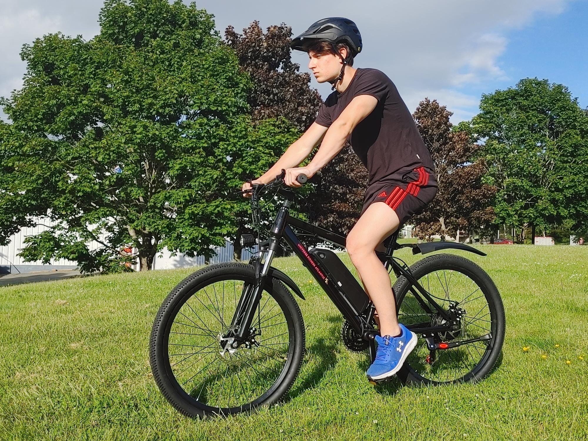 Vélo électrique noir avec cycliste, Capital Bikes Ottawa Gatineau